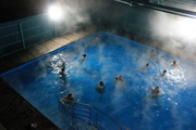 Горячий открытый бассейн с целебной водой в Ильинке